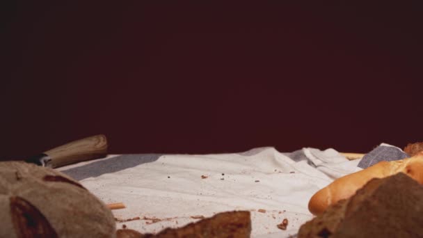 Baker masaya taze ekmek koyuyor. — Stok video
