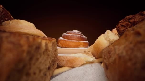 Assortiment de pain frais et boulangerie sur table, zoom en vidéo — Video
