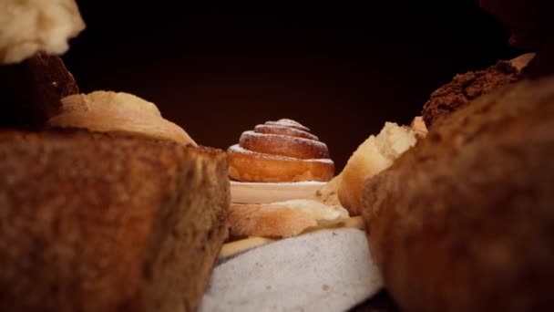 Sortimento de pão fresco e padaria na mesa, zoom em vídeo — Vídeo de Stock