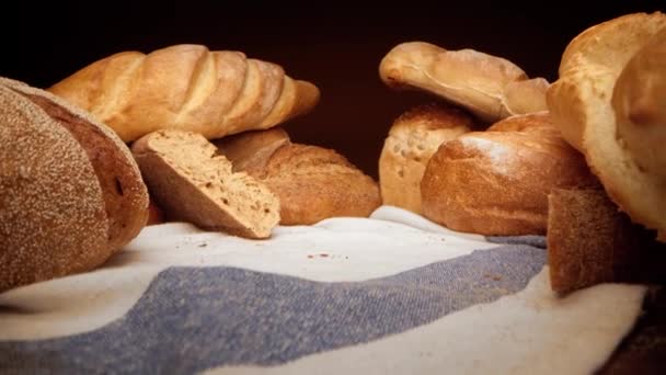 Асортимент свіжого хліба на скатертині, збільшити у відео — стокове відео