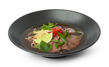 Beyaz et ve udon erişteli Asya çorbası.