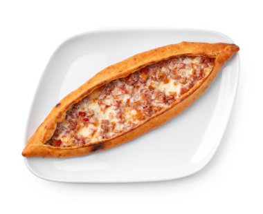 Türk teknesi şeklindeki düz ekmek pidesi beyazda izole edildi