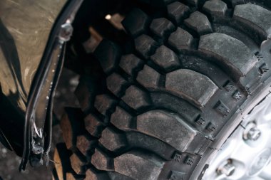 Bir off-road aracının tekerlek lastiğini kapat.