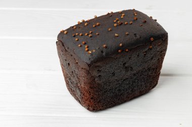 Beyaz ahşap masada çavdar ekmeği