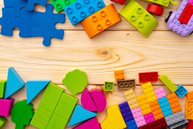 Ahşap arkaplanda oyuncakçı ayrıntıları kapat