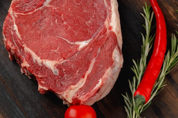 Roh Rib Eye Steak auf braunem Holzbrett — Stockfoto
