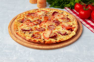 Taze pişmiş pizza, masaya yakın.