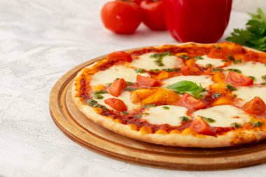 Taze pişmiş pizza, masaya yakın.