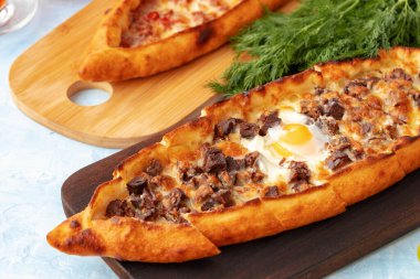 Türk Pide ekmeğini ahşap masaya yakın tut