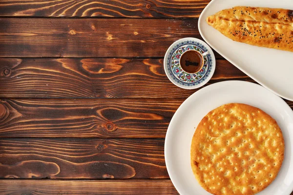 Pečené domácí flatbread na dřevěném pozadí zblízka — Stock fotografie