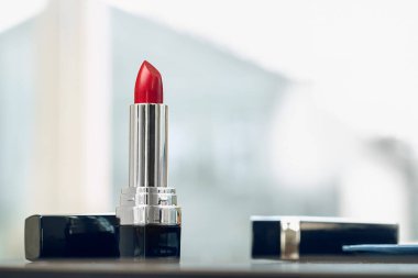 Makyaj masasında yeni kırmızı ruj. Yakın çekim.