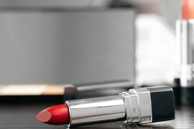 Makyaj masasında yeni kırmızı ruj. Yakın çekim.