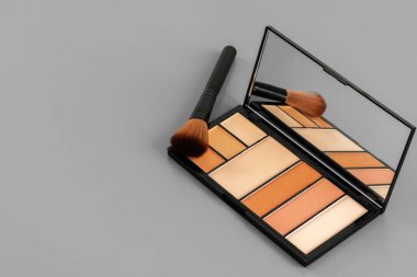 Gri arkaplanda göz gölgesi kümesi