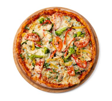 Tahtada taze pizza. Beyazda izole edilmiş.