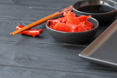 Ahşap masada salamura gognger kökü ve soya sosu.