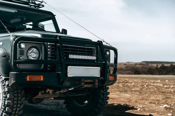 Closeup foto de carro off-road em montanhas — Fotografia de Stock