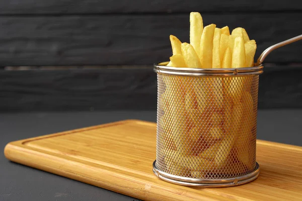 Pommes frites i metall skål på svart bakgrund — Stockfoto