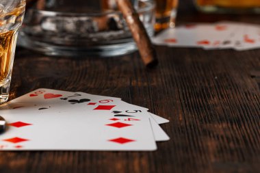 Masada viski ve puroyla poker oynamak.