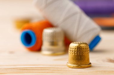 Ahşap masada iplikler ve dikiş aksesuarları