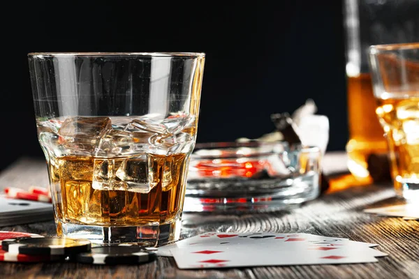 Игра в покер с виски и сигарами на столе — стоковое фото