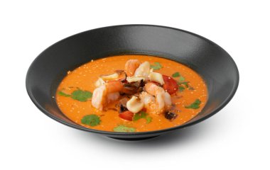 Tom Yam Thai çorbası beyaz üzerine izole edilmiş.