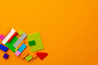 Çocuk oyuncakçı ayrıntıları sarı arka planda dağınık