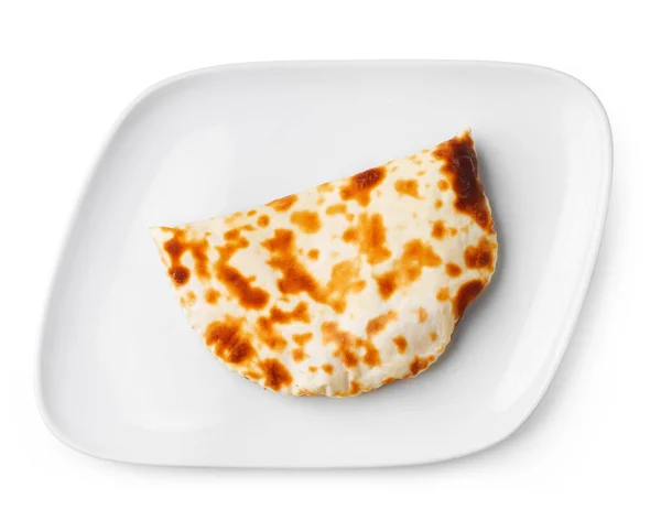 Турецкие блинчики на тарелке изолированы на белом — стоковое фото