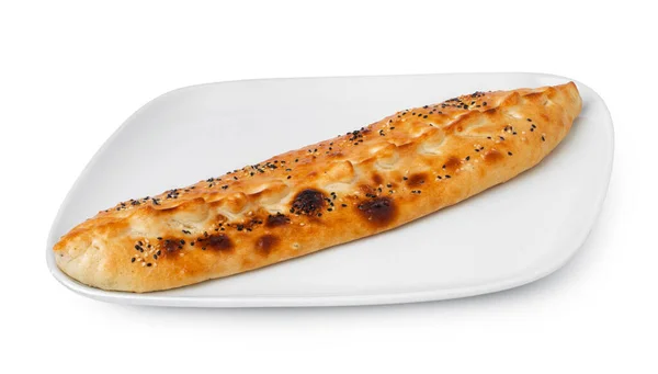 Turco pide pão liso em forma de barco isolado em branco — Fotografia de Stock