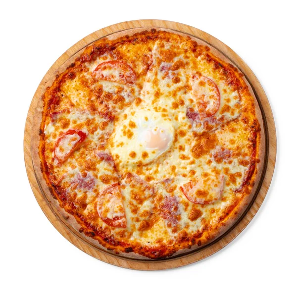 Pizza fresca em tábua de madeira isolada em branco — Fotografia de Stock