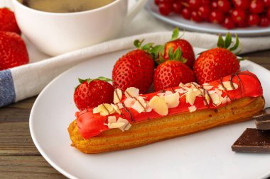 Pasta, ahşap masaya yakın.