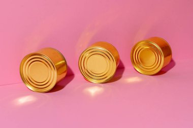Pembe stüdyo arka planında konserve yiyecek kutusu