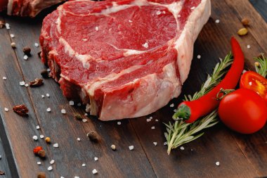 Kahverengi ahşap tahtada çiğ biftek.