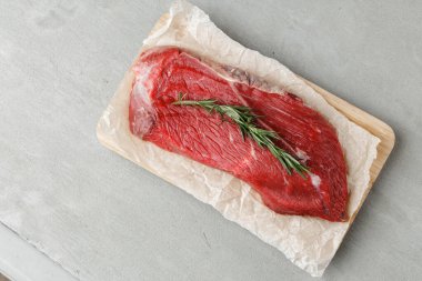 Tahtaya çiğ sığır filetosu koyun. Kapatın.