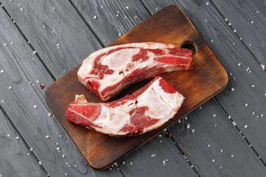 Tahtada pişmemiş çiğ et eti.