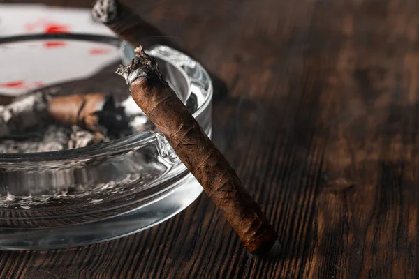 Cigar and playing cards on casino table — Stock Photo, Image