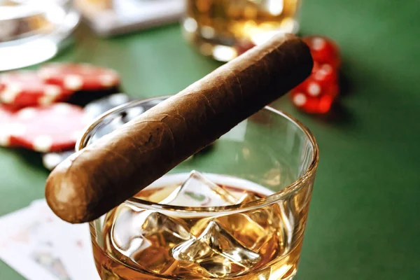 Cigare cubain, verre de whisky et chips sur la table — Photo