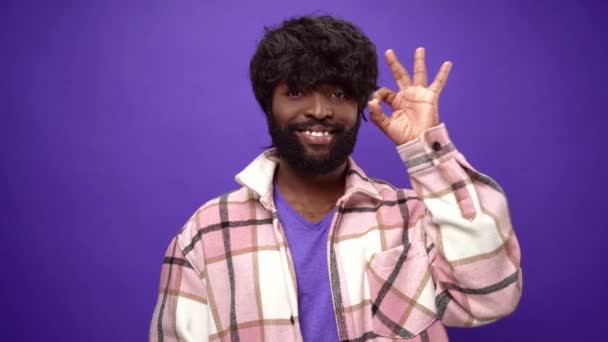 Felice sorridente uomo africano americano mostrando OK dito segno — Video Stock