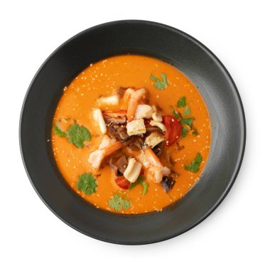 Tom Yam Thai çorbası beyaz üzerine izole edilmiş.