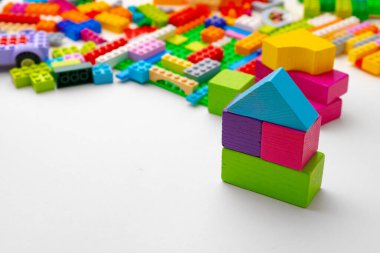 Beyaz arka planda çocukların plastik yapıcılarının ayrıntıları