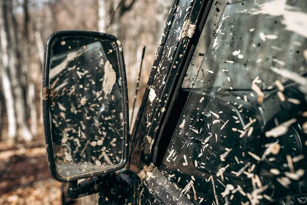 Offroad bil side farvet i mudder tæt op - Stock-foto