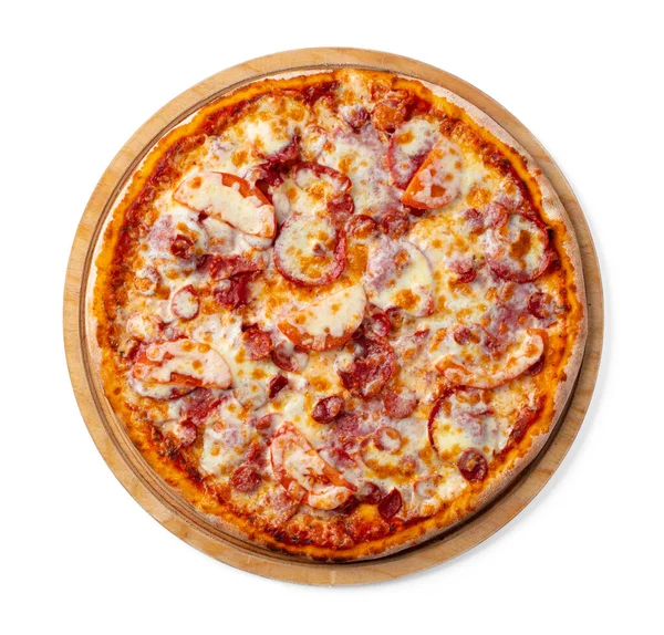 Pizza fresca em tábua de madeira isolada em branco — Fotografia de Stock