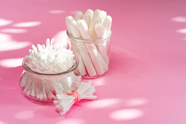 Tampones higiénicos y brotes de algodón sobre fondo de papel — Foto de Stock