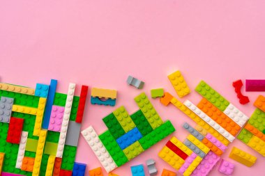 Pembe arka plandaki plastik yapıcı ayrıntıları kapat