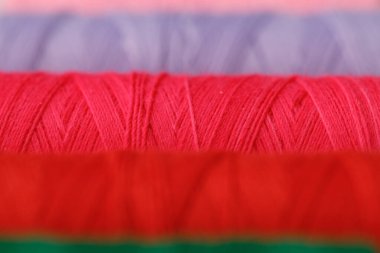 Renkli iplik bobinlerinin, iplik makaralarının arkaplanını kapat