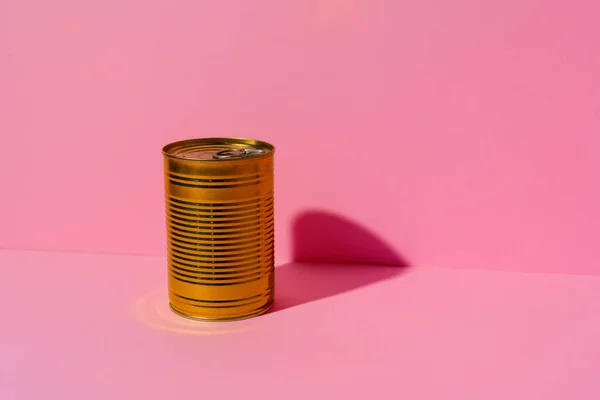 Konzerv élelmiszer ón rózsaszín stúdió háttér — Stock Fotó