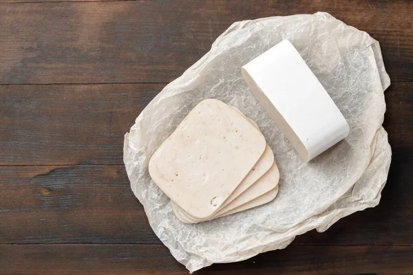 Snijd schijfjes kippenworst op houten tafel — Stockfoto