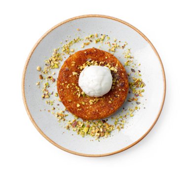 Beyaz üzerine izole edilmiş dondurma toplu Türk tatlısı Kunefe