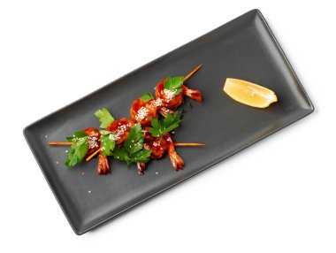 Kızarmış karides, beyaz üzerine izole edilmiş sos ile servis edilir.