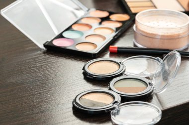 Gri arkaplanda göz gölgesi kümesi