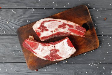 Tahtada pişmemiş çiğ et eti.